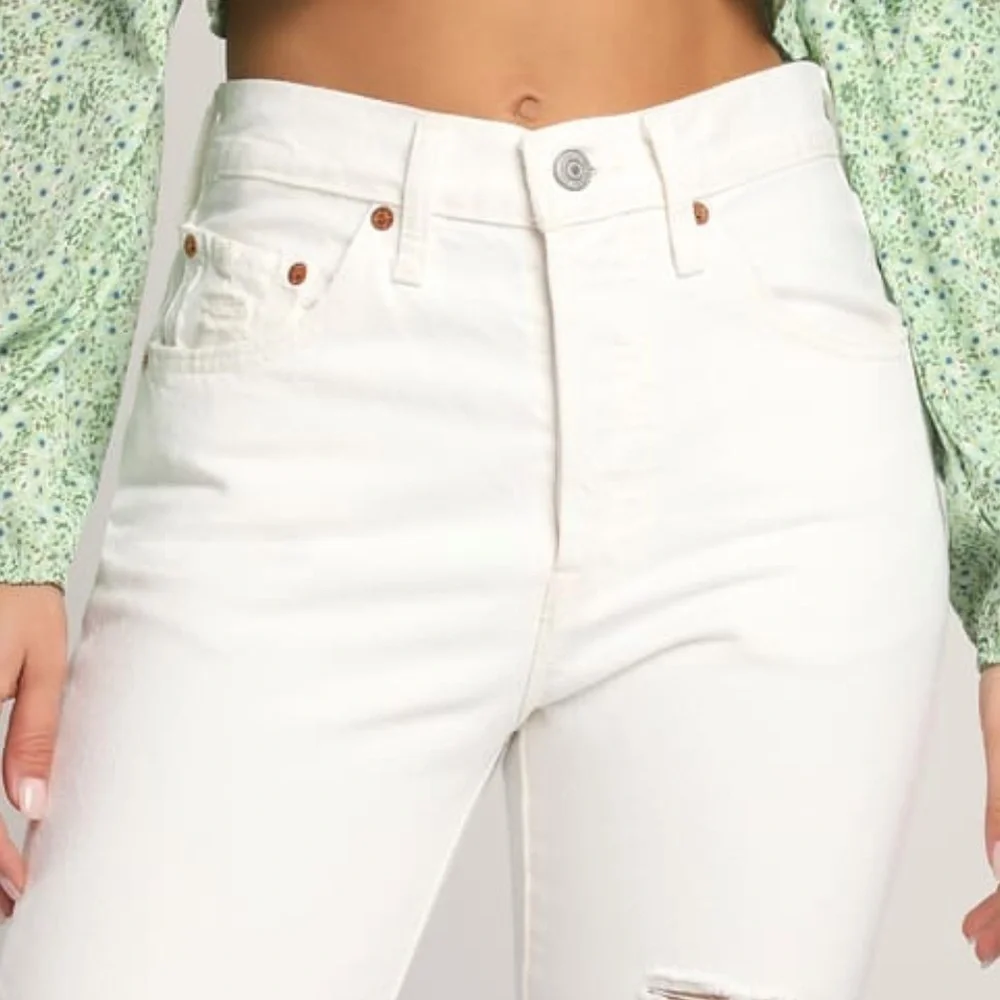 NWT Levi’s 501 High Rise Crop Jeans in Everything’s Fine White Distressed